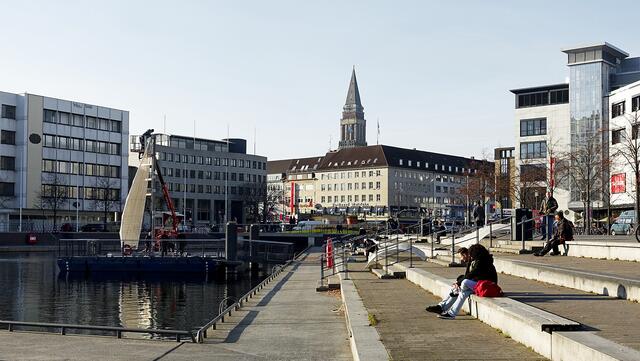 Der Alte Bootshafen, der durch Rohre mit der Kieler Förde verbunden ist, wurde 2002 mit treppenartigen Terrassen gestaltet (im Hintergrund der Rathausturm). Foto: Helmut Kuzina