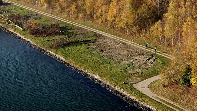 Gut ausgebaute und beschilderte Radwanderwege begleiten den Kanal von Kiel bis Brunsbüttel. Foto: Helmut Kuzina