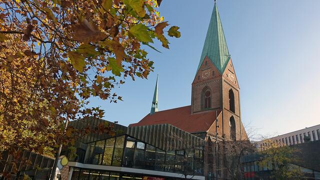 St. Nikolai ist Kiels Hauptkirche, sie steht am Alten Markt. Foto: Helmut Kuzina