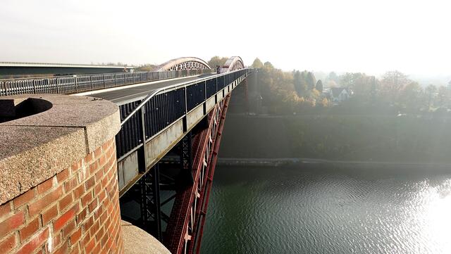 Die Levensauer Hochbrücke spannt sich in einem 160 Meter weiten Bogen in 42 Metern Höhe über den Nord-Ostsee-Kanal. Foto: Helmut Kuzina