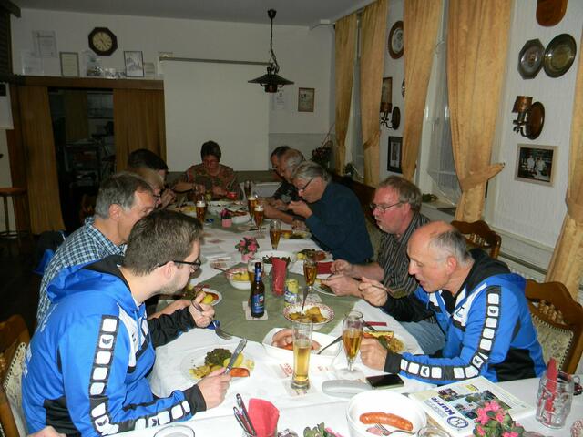 Die lange Tafel mit insgesamt 18 Sportlern.