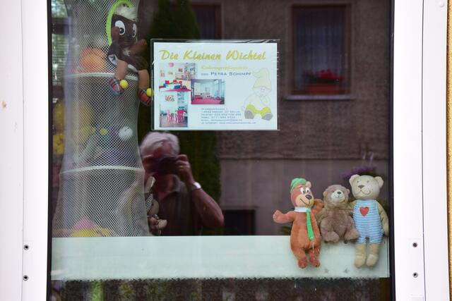 Einfallsreich die Dame, die ihr Stubenfenster zum Schaufenster gemacht hat. Insel Werder bei Berlin