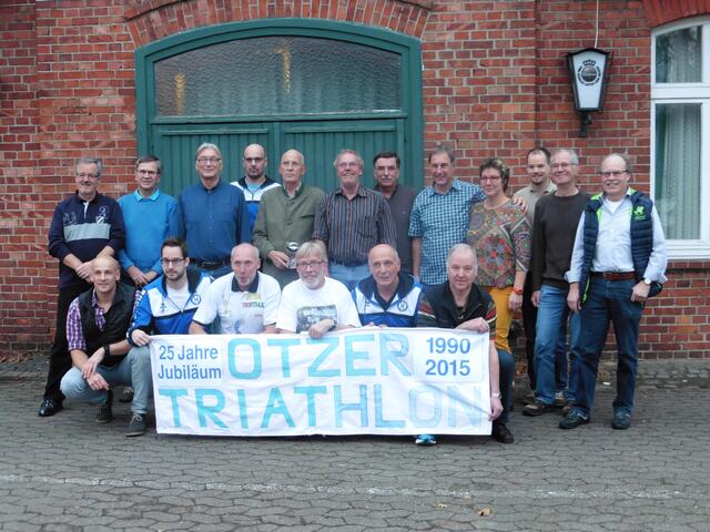 Aktive und Passive Otzer Triathleten beim Jubiläumstreffen.