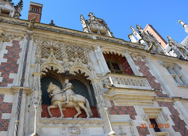 Ein winziger Teil der Fensterfront des Schlosses in Blois an der Loire