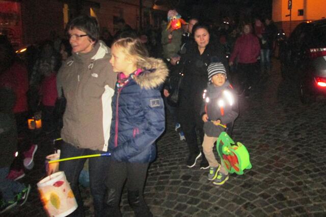 Sie folgen und ziehen die Battenberger Hauptstraße hinunter.