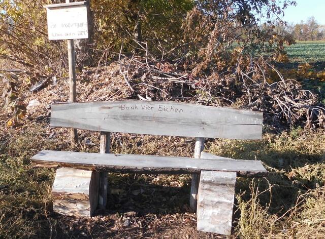 Bank "Vier Eichen" Rositz, Feldweg Richtung Cröbern