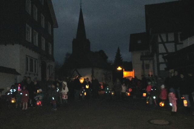 Wartende "Laternenläufer" vor der evangelischen Marienkirche.
