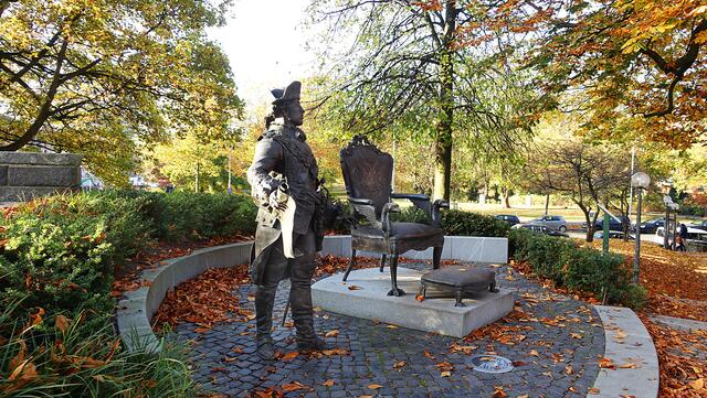 Seit 2014 steht im Prinzengarten die Bronzefigur, die auf Carl Peter Ulrich hinweist, der als Herzog von Holstein-Gottorf einst als Zar Peter III. von Russland wirkte. Gestaltet wurde die Skulptur durch den russischen Bildhauer Alexander Taratynov. Foto: Helmut Kuzina