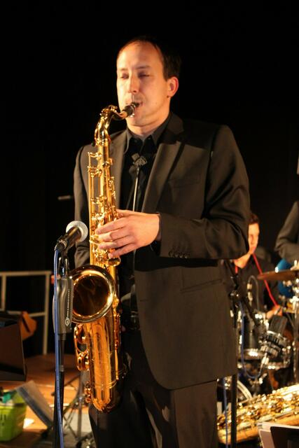Bandleader Daniel Klingl ließ es sich nicht nehmen und griff selbst zum Instrument.