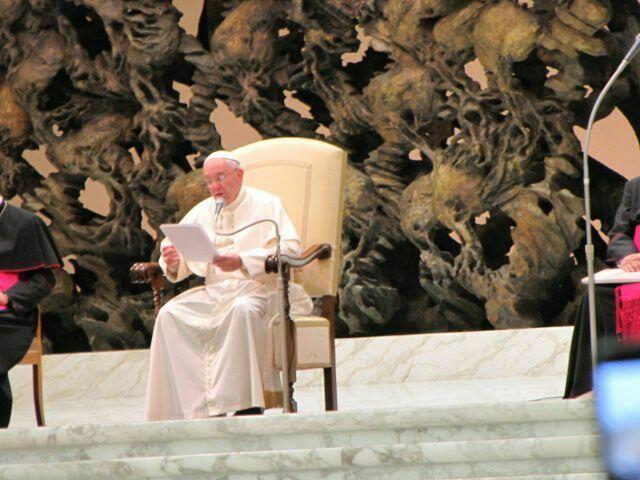 Der Papst verliest seine Botschaft.