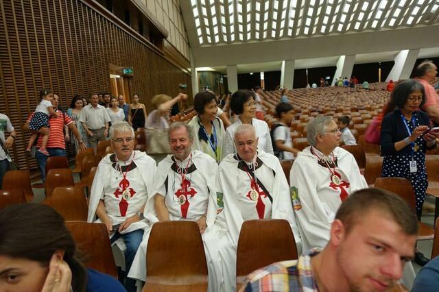 Die Brüder erwartungsvoll in der Aula.