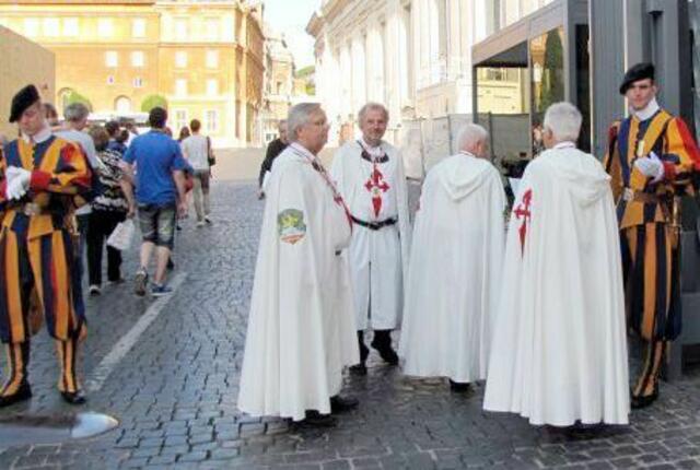 Die Brüder im Gespräch mit der Schweizer Garde.