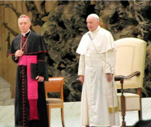 Papst Franziskus mit seinem Sekretär.
