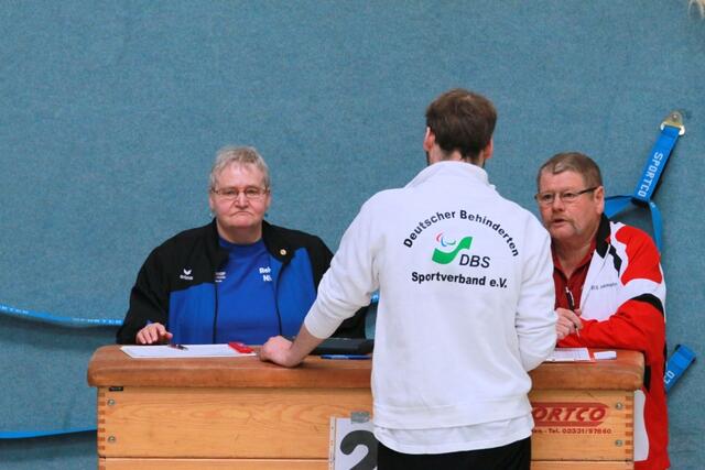 DBS-Schiedsrichter und Mannschaftsführer im Gespräch. www.bsg-anderten.de