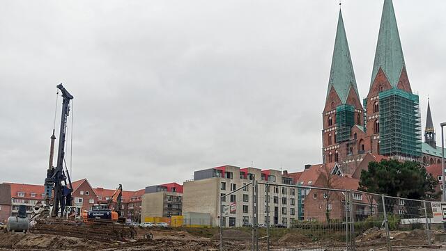 Das Grabungszelt, das auf dem Gelände zwischen der Fisch-, der Alf- und der Braunstraße stand, ist verschwunden; die Archäologen haben ihre Arbeiten im Gründungsviertel der Altstadt beendet, mit der Aufbereitung des Baugebietes wurde begonnen. Foto: Helmut Kuzina