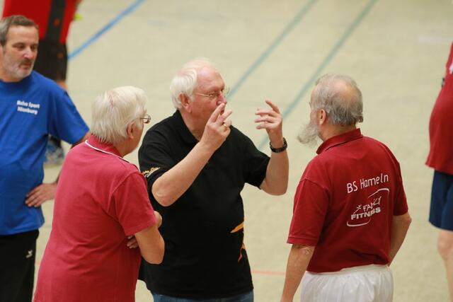 Um was es wohl geht? Ottokar Wendt (Bildmitte) im Gespräch. www.bsg-anderten.de