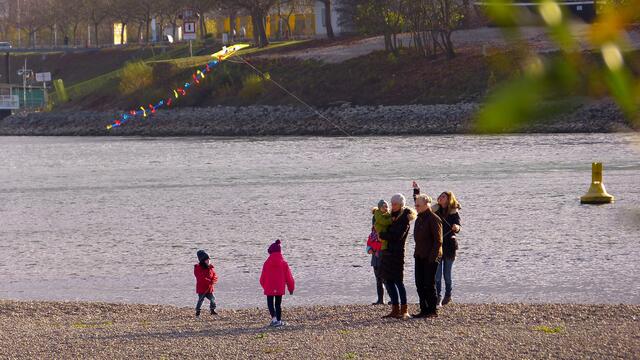 Drachensteigen am Rhein !