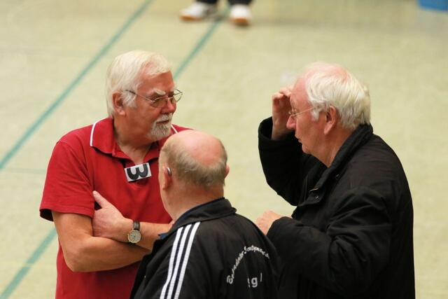 Der "Chef" Ottokar Wendt vom BSN (Behinderten-Sport-Niedersachsen,rechts) im Gespräch mit Spielern. www.bsg-anderten.de
