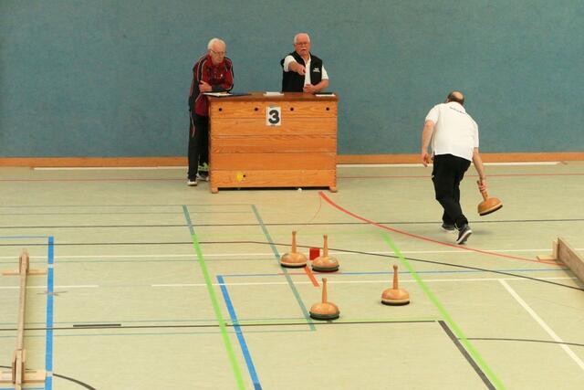 Der Schiedsrichter entfernt eine Bossel die außerhalb des Spielfeldes "gelandet" ist. www.bsg-anderten.de