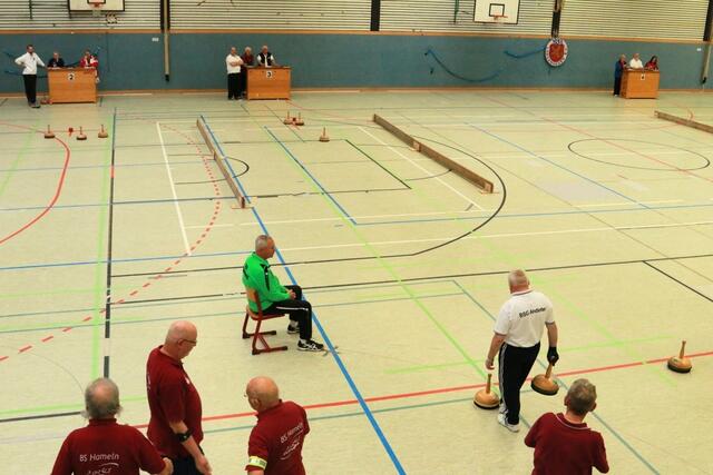 Friedel Döring kurz vorm Wurf der Bossel. www.bsg-anderten.de