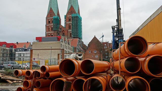 Auf dem zentral gelegenen Areal, das sich unterhalb der Marienkirche zwischen Marktplatz und Trave befindet, entsteht ein komplett neues Stadtquartier. Foto: Helmut Kuzina