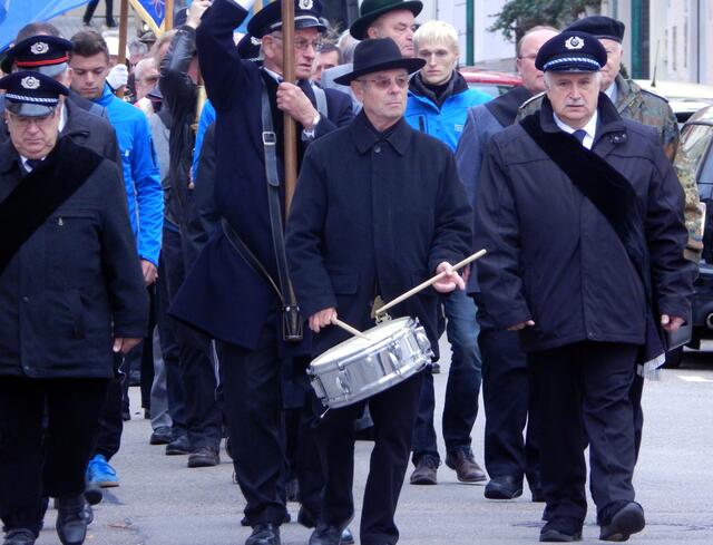 Ernst und angemessen ist der nur durch die Trommel begleitete Marsch zum Kriegerdenkmal