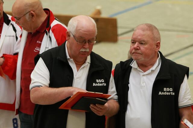 Mannschaftsführer Wolfgang Linnemann (mit Liste) im Gespräch mit Friedel Döring der BSG Anderten. www.bsg-anderten.de