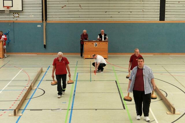 Am Ende des Spiels stellt der Schiedsrichter die rote Daube wieder auf und die Spieler holen die Bosseln zurück für die neue Runde. www.bsg-anderten.de