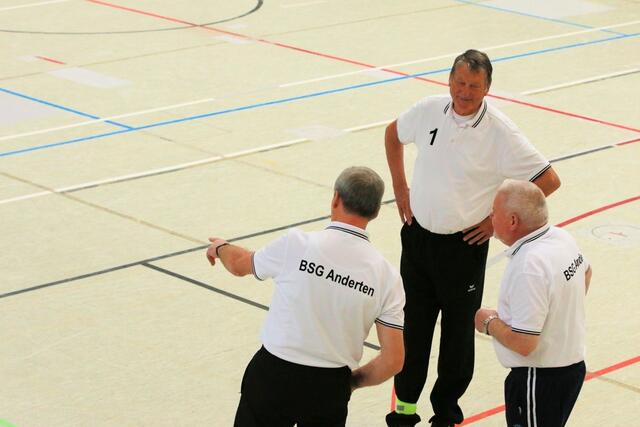 Welche Taktik ist richtig? Die Herren der BSG Anderten sind am Zug (Wurf)! www.bsg-anderten.de