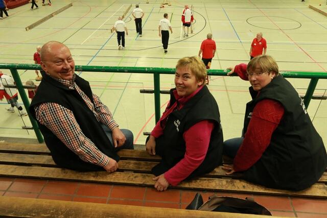 Werner Lawniczak (Schatzmeister), Monika Krüger (Damenmannschaft Bosseln) sowie Anke Bodenstein (Vorsitzende) der BSG Anderten. www.bsg-anderten.de