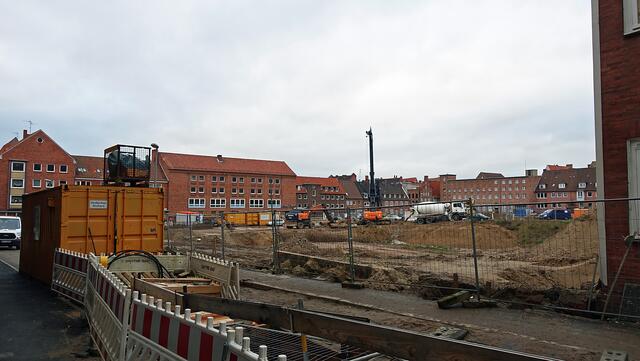 Durch die Anlehnung an die historische Parzellierung, die bis zur Zerstörung dieses Quartiers im Zweiten Weltkrieg bestand, werden für die Neubebauung unterschiedliche Grundstücksbreiten vorgegeben, wie sie dem mittelalterlichen Stadtgrundriss der Altstadt entsprechen. Foto: Helmut Kuzina
