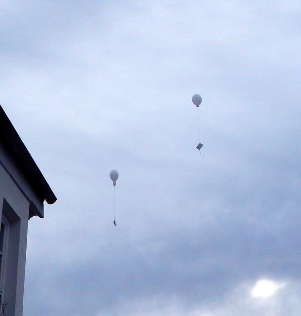 Luftballone bringen Friedensbotschften hoffentlich weit ins Wittelsbacher Land