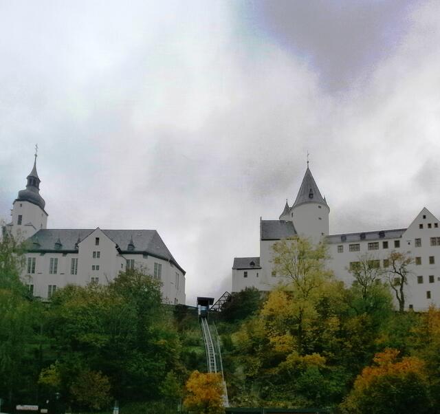 Die Altstadt mit der Kirche und dem Schloss steht auf einem Felsriegel,