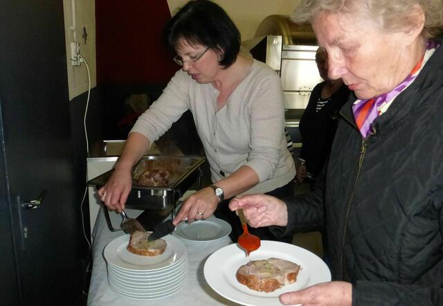 Spießbraten wird ausgeteilt