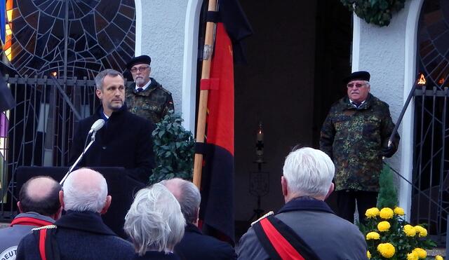 Bürgermeister Roland Eichmann erinnert an die Opfer von Krieg und Gewaltherrschaft aller Nationen.