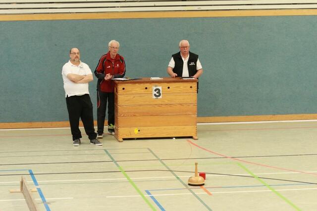 Schiedsrichter und beide Mannschaftsführer beobachten das Spiel. www.bsg-anderten.de