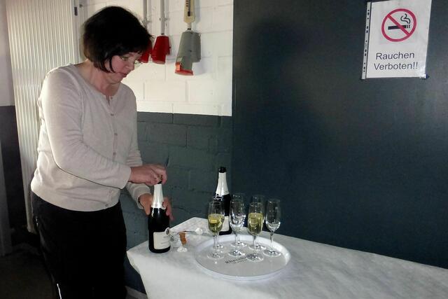 Die Chefin Frau Born schenkt zur Begrüßung erst noch ein Glas Sekt ein.