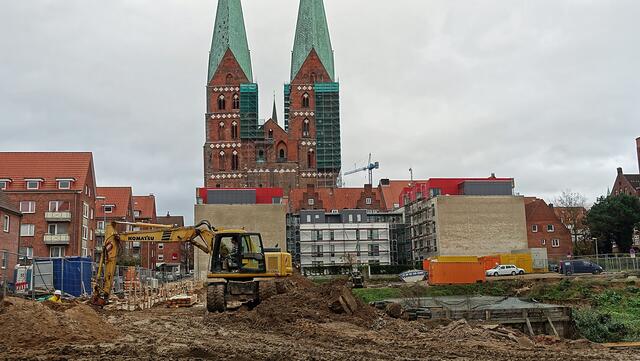 Die in der Nachkriegszeit errichteten Gebäude, auch die zwischen 1954 und 1961 gebauten Schulen, wurden abgerissen, so dass jetzt die Neubebauung beginnen kann (im Hintergrund St. Marien). Foto: Helmut Kuzina