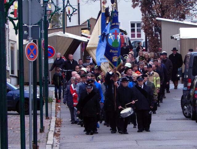 Feierlich bewegte sich der Zug mit den Fahnenabordnungen der Vereine von der Stadtpfarrkirche St. Jakob zum Kriegerdenkmal.