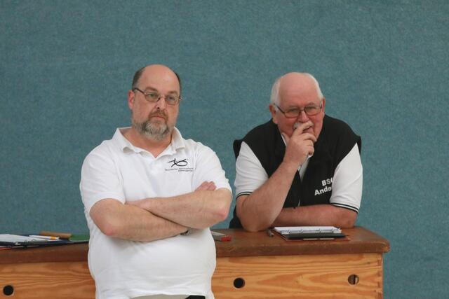 DBS-Schiedsrichter und Mannschaftsführer Wolfgang Linnemann der BSG Anderten hochkonzentriert. www.bsg-anderten.de