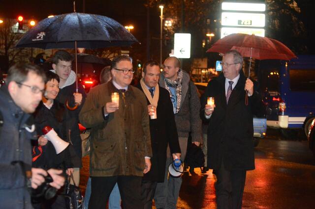 Hannover, 17. november 2015, lichterkette,  OB Schostok, regionspräsident Jagau