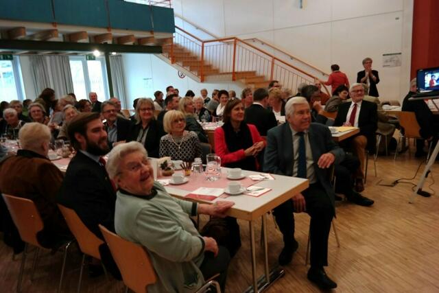 Schmunzeln unter den Gästen bei den amüsanten Reimen des Schuster Peter.