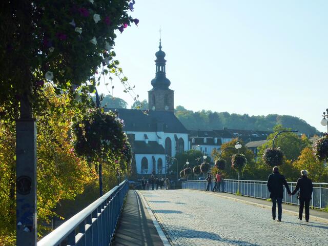 Die Alte Brücke führt über die Saar zum Schlossplatz.