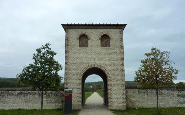 Rekonstruierte Mauer mit Torturm