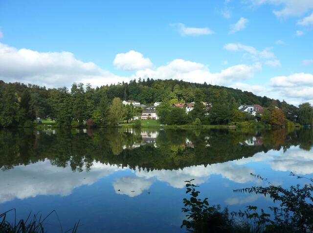 Von Blieskastel ist es nicht weit bis zum idyllischen Würzbacher Weiher.