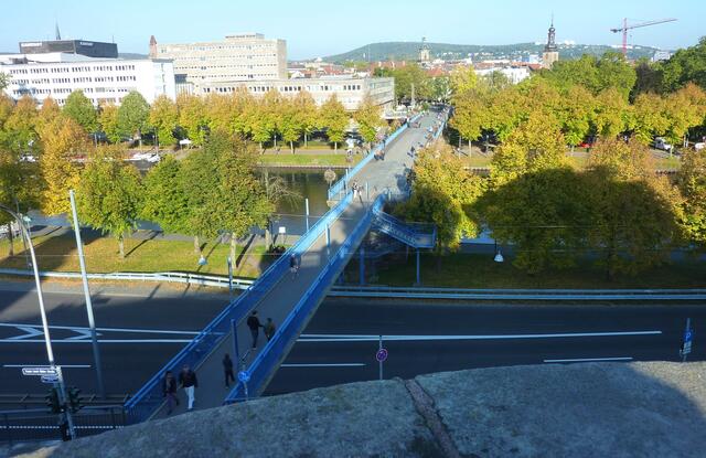 Das andere Ende der Alten Brücke: Sie führt nicht nur über die Saar, sondern auch über die mehrspurige Schnellstraße.