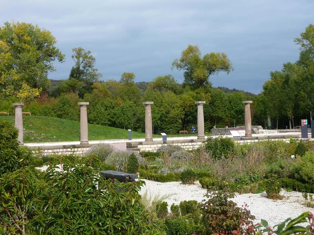 Das große Ausgrabungsgebiet der römischen Villa ist gärtnerisch gestaltet.
