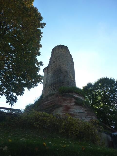 Burgruine Kirkel: Unterhalb befindet sich eine Gastwirtschaft, auf deren großen Außengelände Mittelalterfeste stattfinden.
