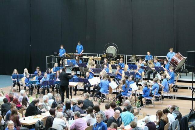 Das Vororchester eröffnete das Konzert und spielte unter der Leitung von Karolina Wörle.