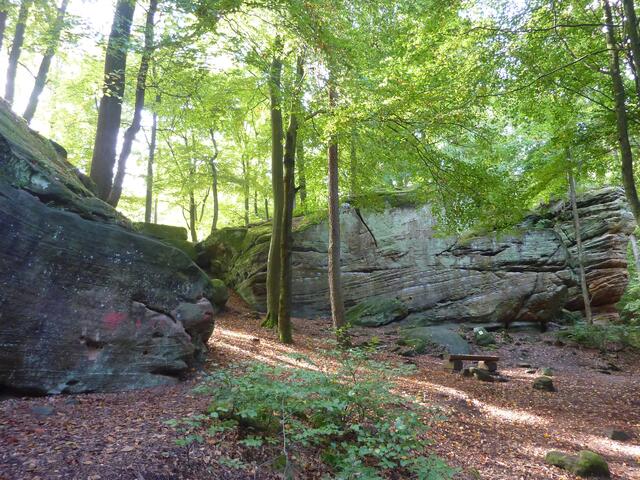 Die Sonnenstrahlen finden ihren Weg zwischen zwei gewaltigen Felsblöcken.